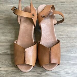 Un Paso Mas Tan Camel Studded Leather Heeled Peep Toe Sandals | Size 40